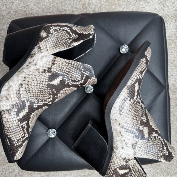 New, Never Worn, Vince Camuto Bibestie Leather Bootie, Natural Multi Size 7M - Picture 3 of 7